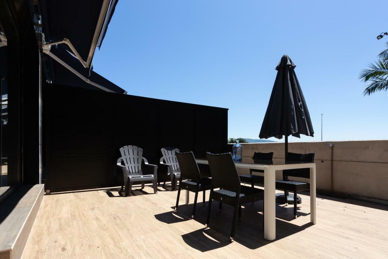 Apartamentos Playa De Los Barcos Isla Exterior photo